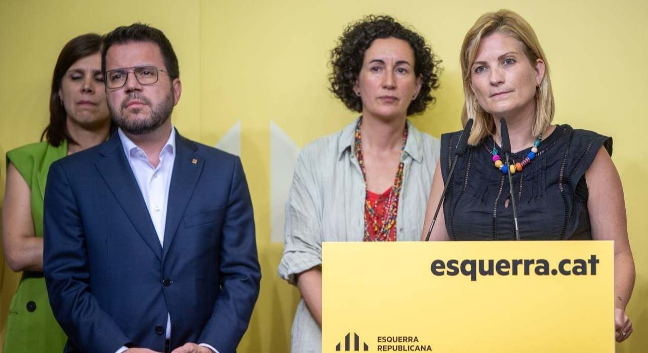 La portavoz de ERC, Raquel Sans, con el presidente de la Generalitat en funciones, Pere Aragonès, y la secretaria general de ERC con funciones de presidenta, Marta Rovira