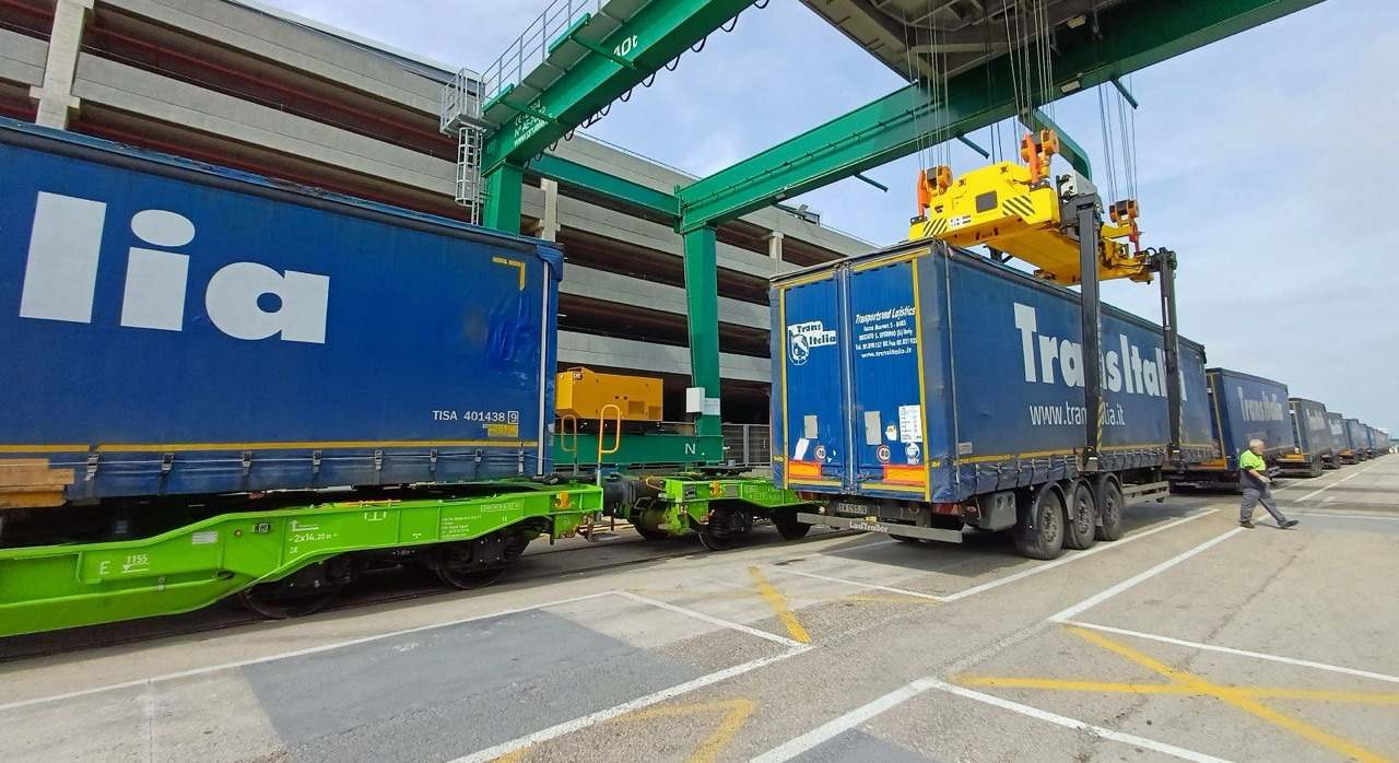 Camiones de Transitalia subiendo a vagones en el puerto de Valencia. 