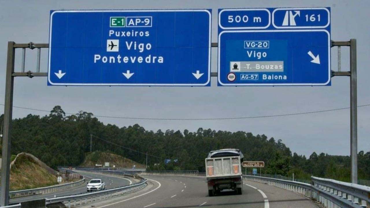 Camión circulando por la AP9 dirección Vigo.