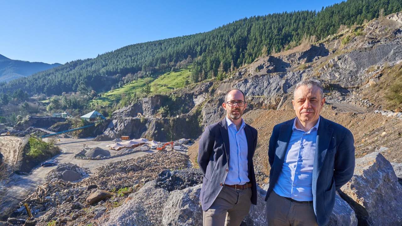 Directivos de la nueva planta de valorización de residuos de construcción.