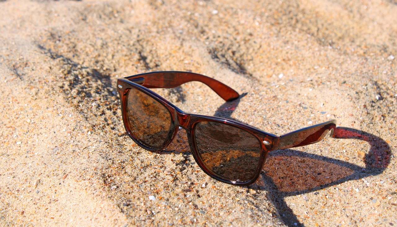 gafas de sol sobre la arena de la playa