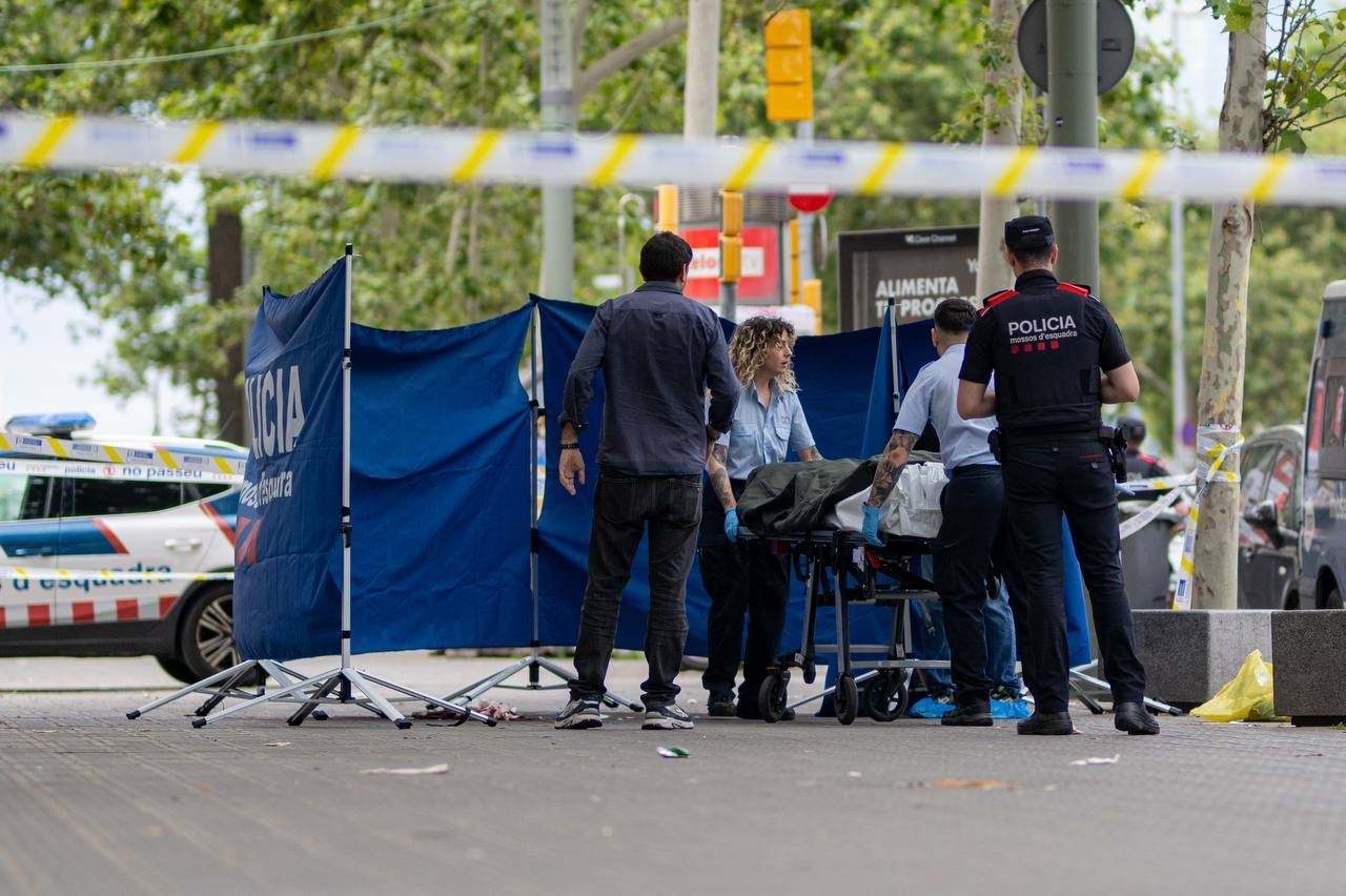 Miembros de las fuerzas del orden en el escenario del crimen.