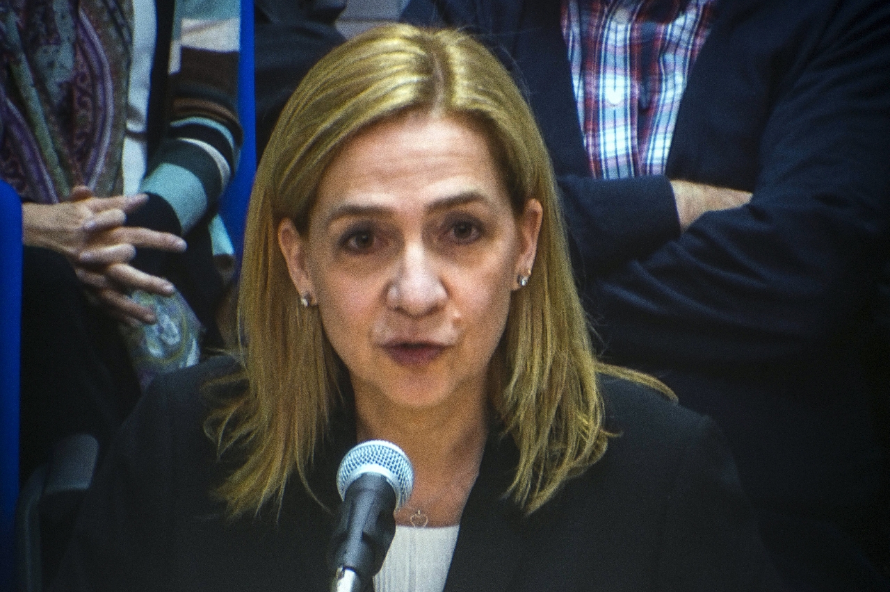 La infanta ante el micrófono