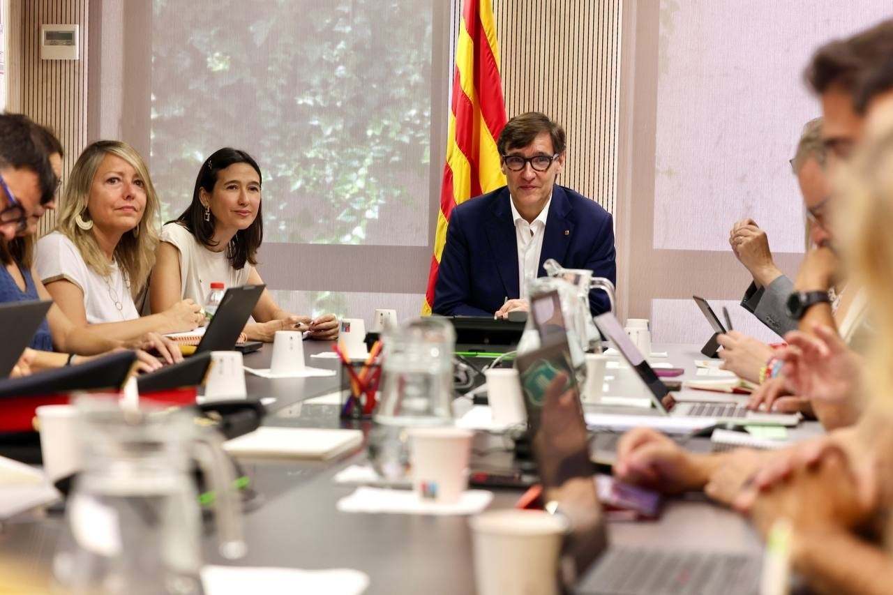 El presidente de la Generalitat de Cataluña, Salvador Illa, en una reunión en el CECAT. EP