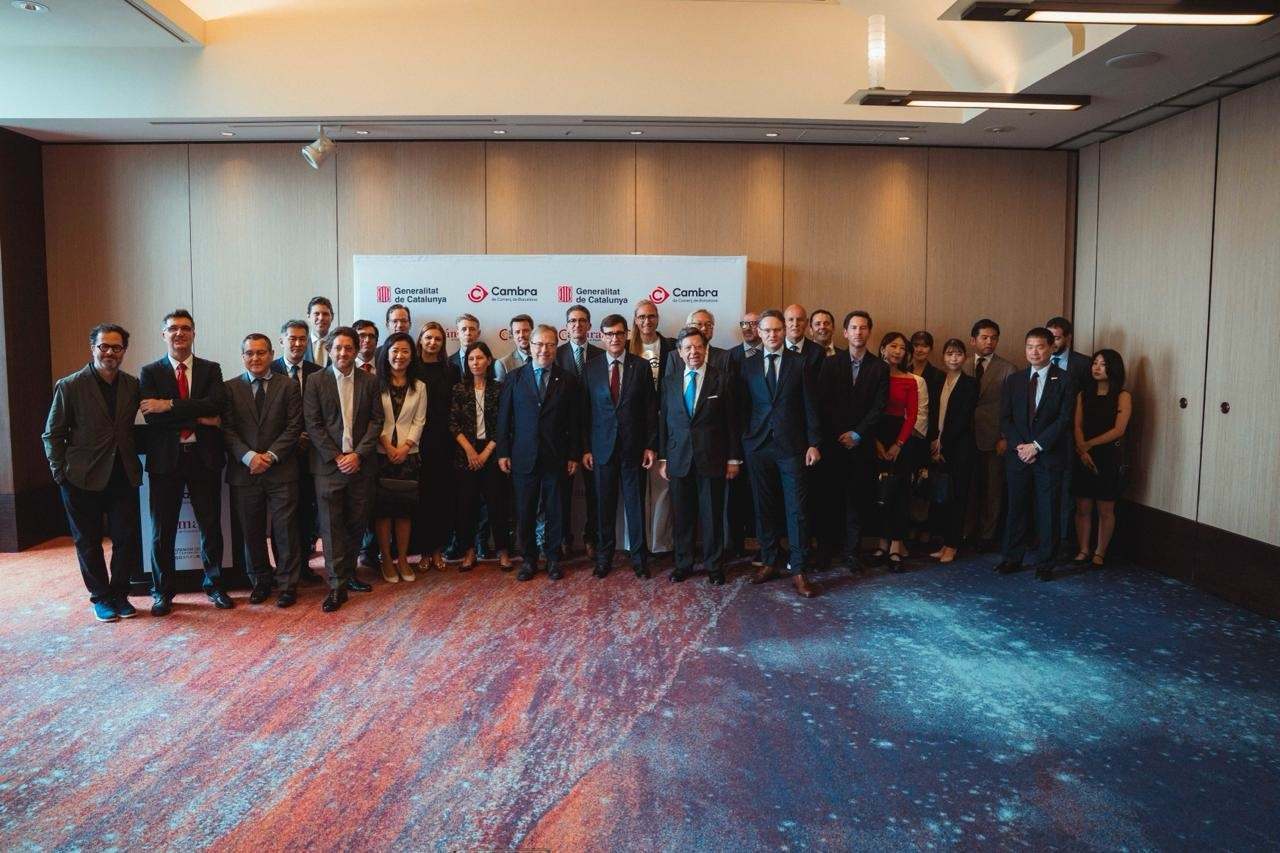 Miembros de la Cámara de Comercio de Barcelona junto al presidente Salvador Illa en uno de los encuentros empresariales en Japón. EP