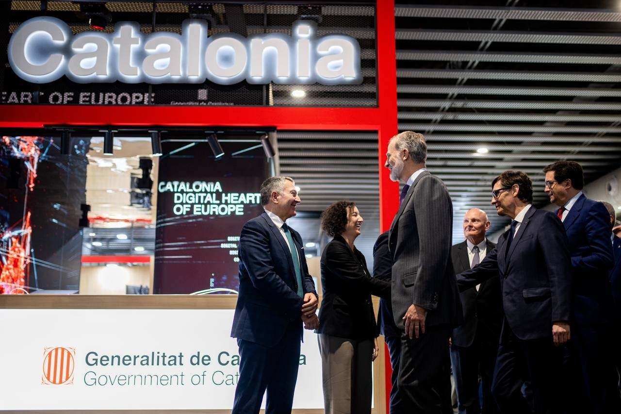 El Rey visita el 'stand' de Cataluña en el Mobile World Congress de 2025. EP