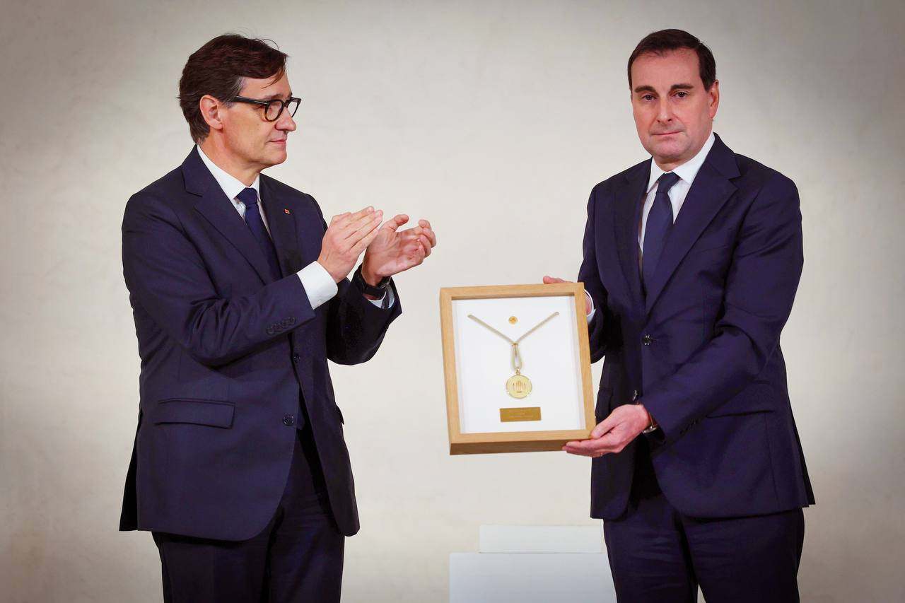 Salvador Illa, izquierda, y Toni Ruiz, derecha, en la entrega de la medalla. EE