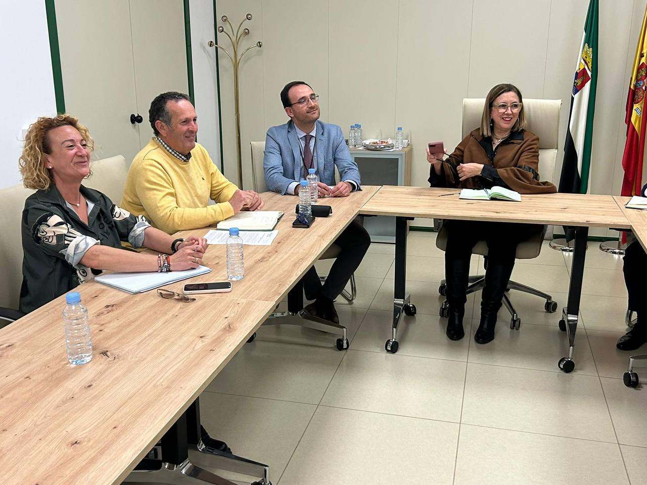 Juan Meditidieri de reunión con la consejera de Agricultura, Mercedes Morán
