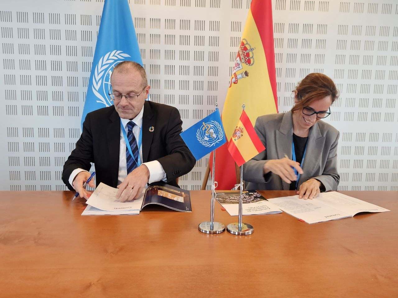 Mónica García y Hans Kluge