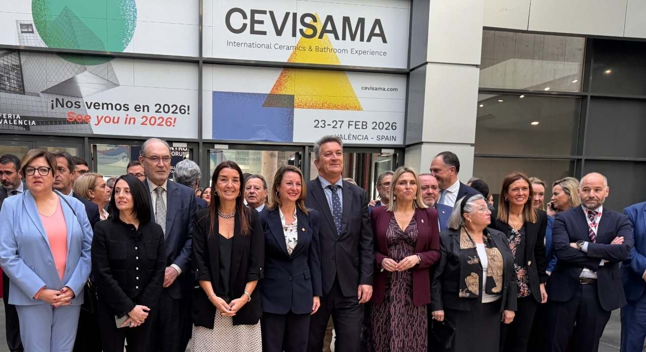 Torró en una inauguración de Cevisama junto a cargos de la Generalitat y la patronal