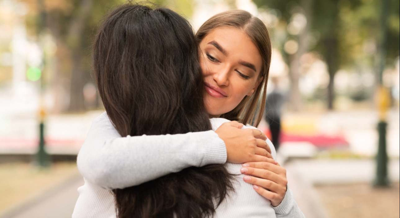 dos personas se abrazan en la calle