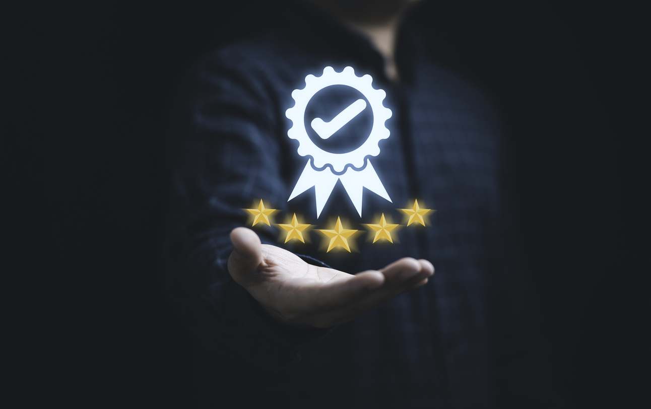 Una mano con cinco estrellas por arriba y un certificado de calidad