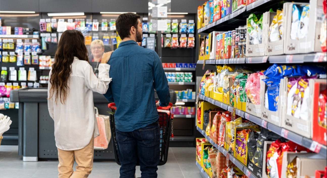 Una pareja hace la compra en un supermercado.