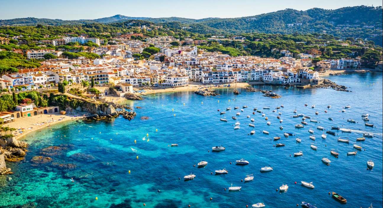 Sin duda uno de los pueblos más bonitos de la Costa Brava: con casas blancas, aguas cristalinas y una gran tradición pesquera