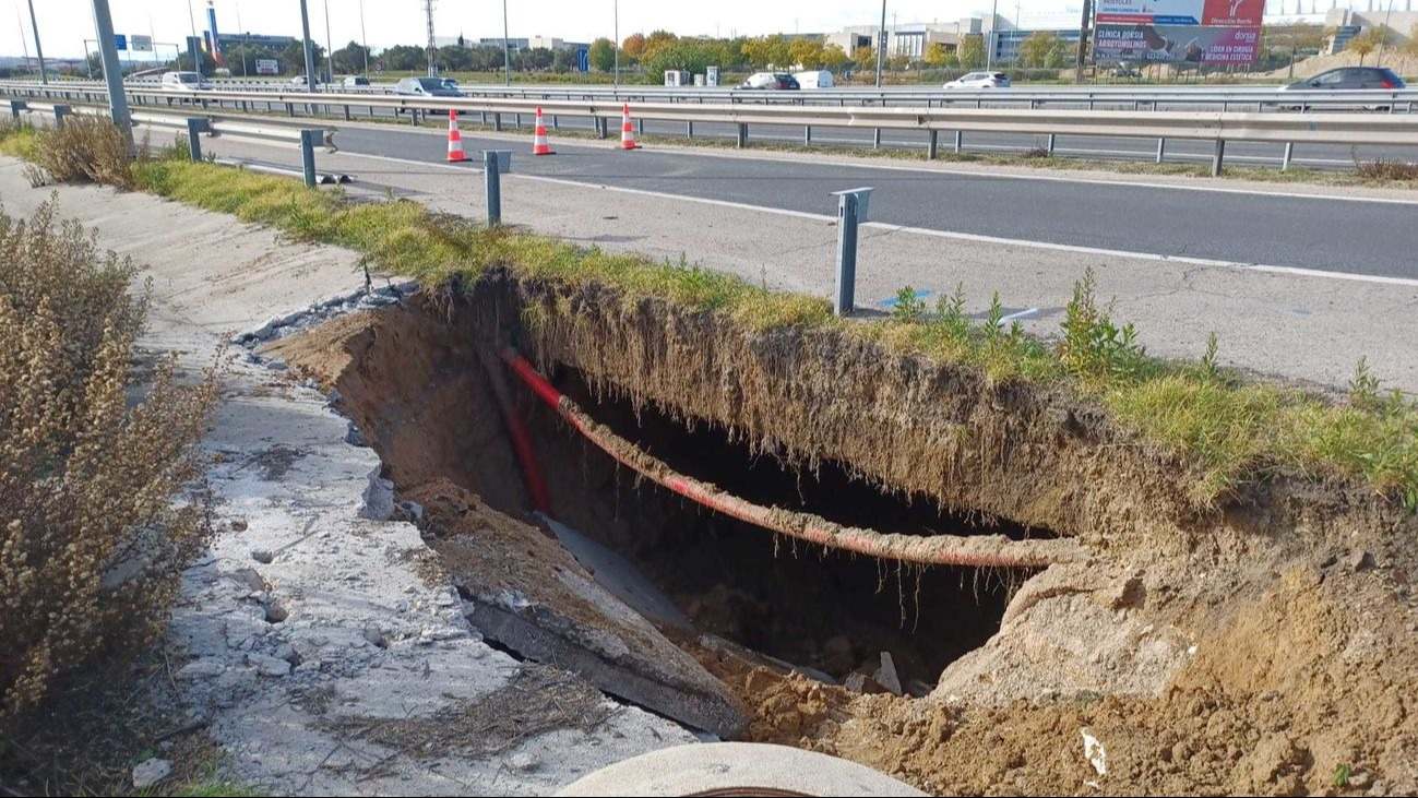 Socavón en la A-5 a la altura de Móstoles