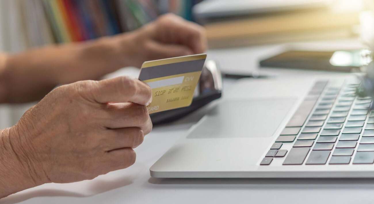 Cuidado con Hacienda en 2025: esta es la cantidad a partir de la que se debe declarar los pagos con tarjeta
