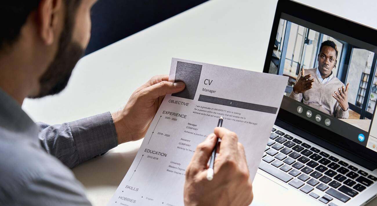 Estos son los datos que debes incluir en tu currículum para encontrar teletrabajo, según una experta del sector