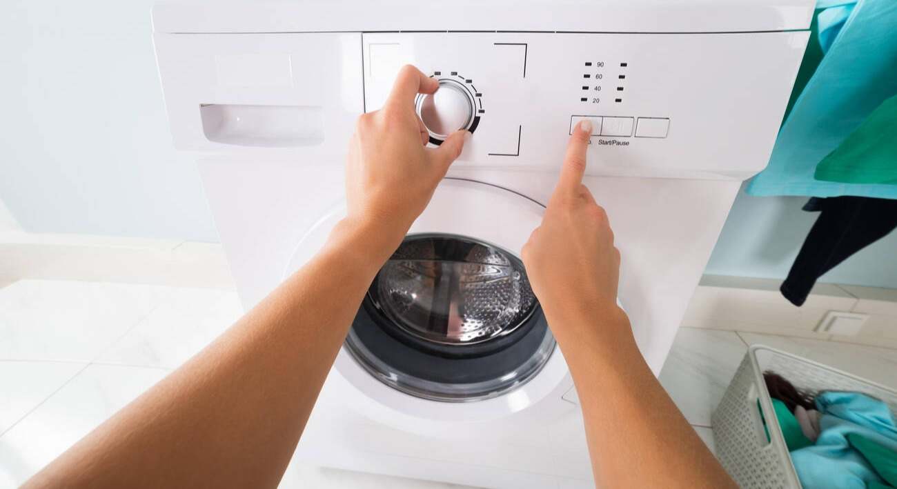 El ajuste de la lavadora que tienes que hacer para ahorrar un 85% en la factura de la luz y el agua, según la OCU