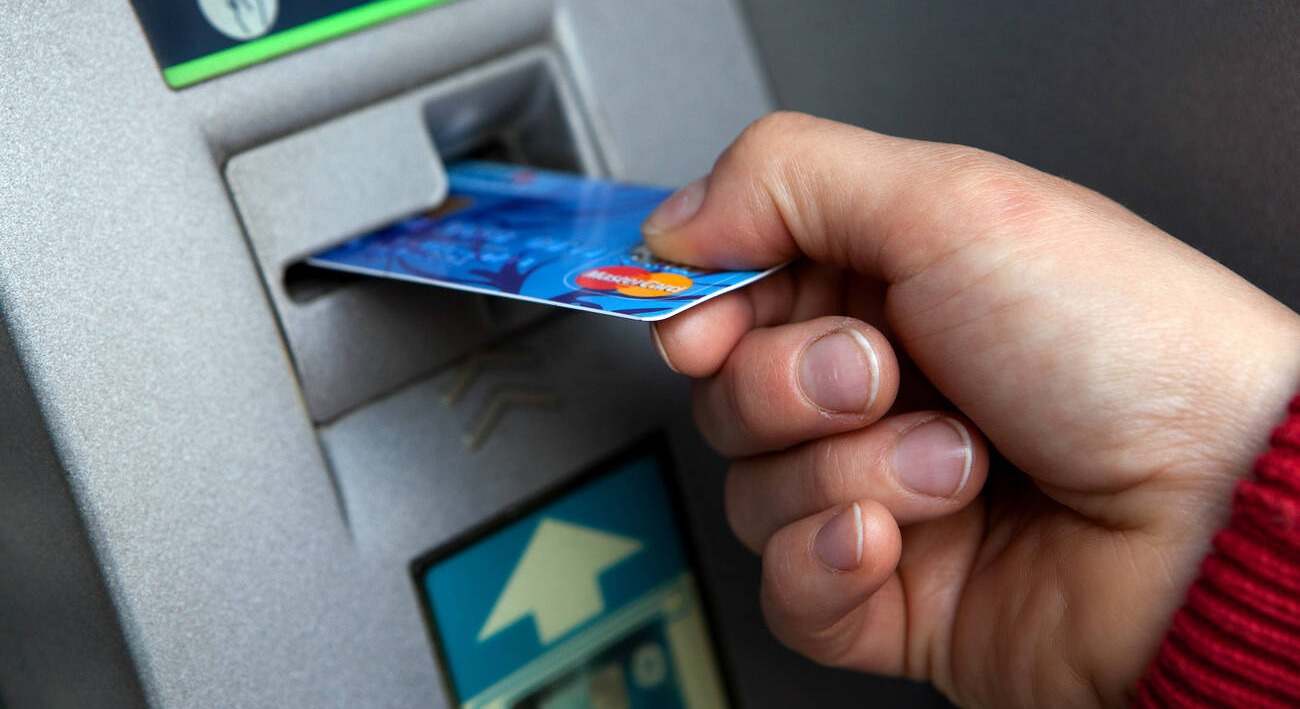 El truco infalible de los expertos: poner una pegatina en tu tarjeta bancaria