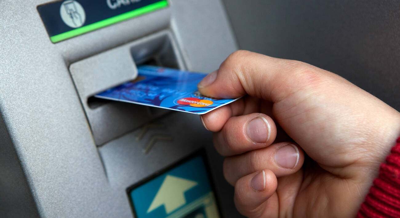 El truco de los expertos bancarios: añade esta pegatina a tu tarjeta de crédito para protegerte de los ladrones