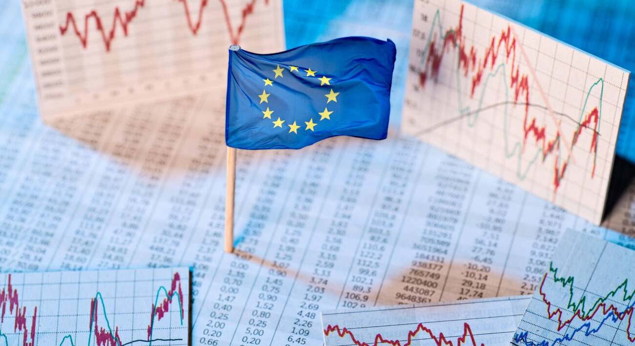 Bandera europea en medio de varias gráficas