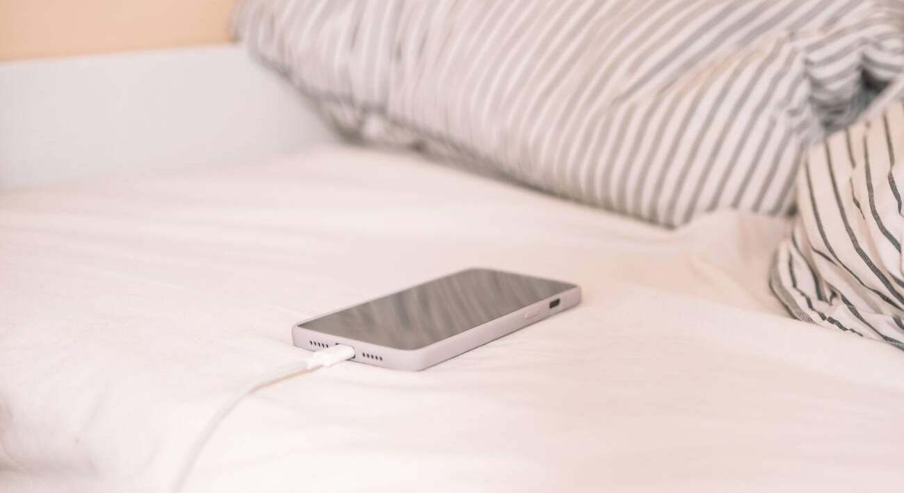 Por qué nunca deberías dejar tu móvil encima de la cama
