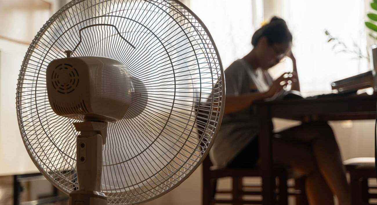 Muestra cómo teletrabajará en verano y las redes estallan: "Normal que tu jefe quiera que vayas a la oficina"
