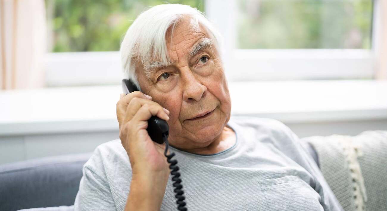El motivo por el que te deberías deshacer de inmediato del teléfono fijo: protege a tus mayores