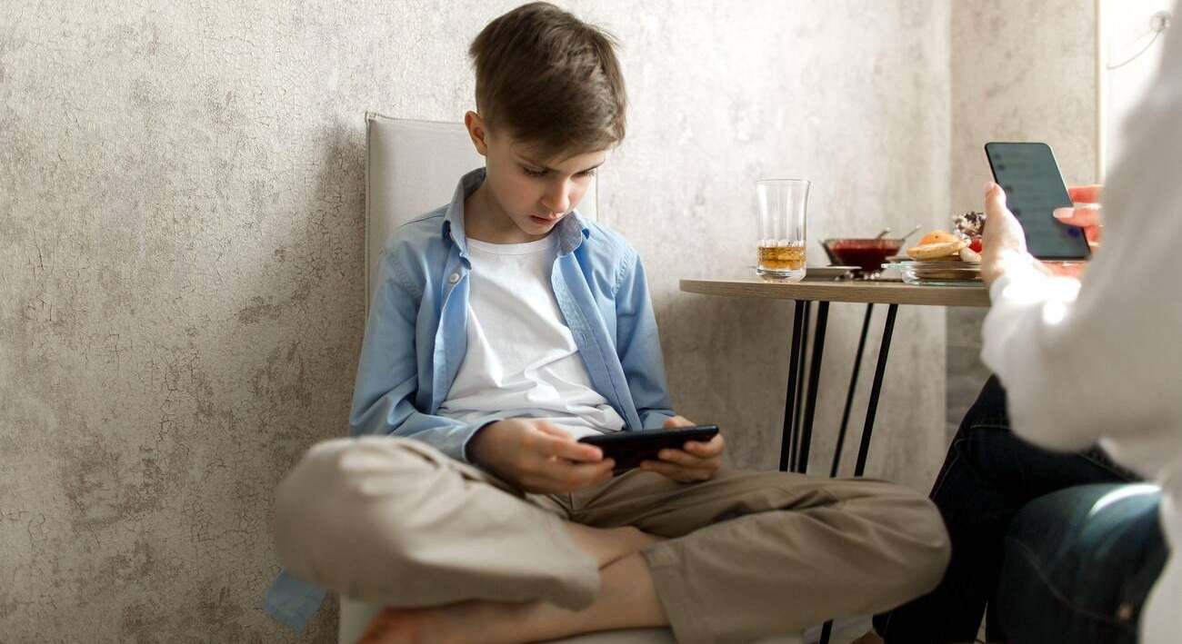 Este es el momento del día en el que los hijos nunca deben coger el móvil, según Bill Gates (y lo hacen mucho)
