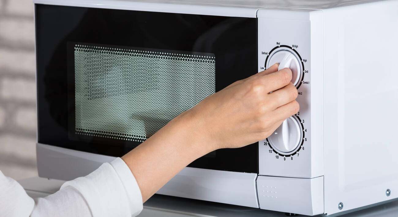 Por qué los expertos recomiendan tener el microondas desconectado mientras no lo utilizas