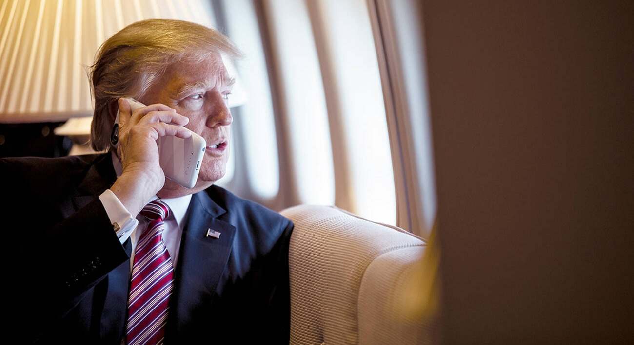 Pillan la foto que lleva Donald Trump de fondo de pantalla y se hace viral al segundo