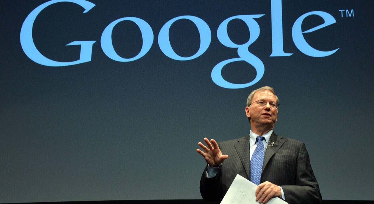 El aviso del ex CEO de Google sobre la Inteligencia Artificial: llegará un momento en el que la habrá que "desconectar"