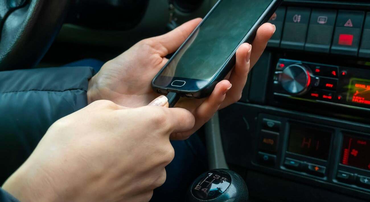 Daña el móvil cargarlo en el coche