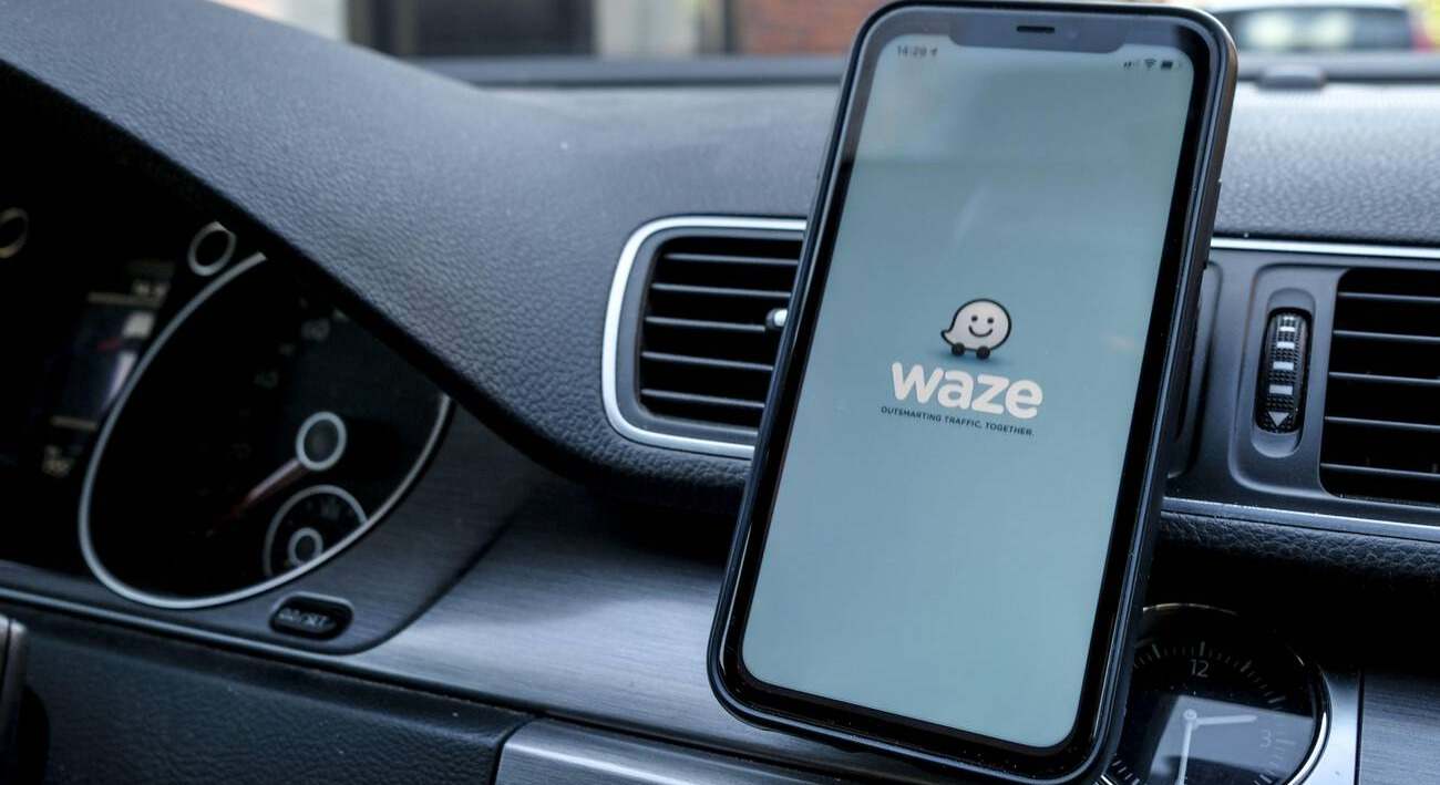 El sencillo truco para hacer que Waze te avise de todos los radares mientras conduces