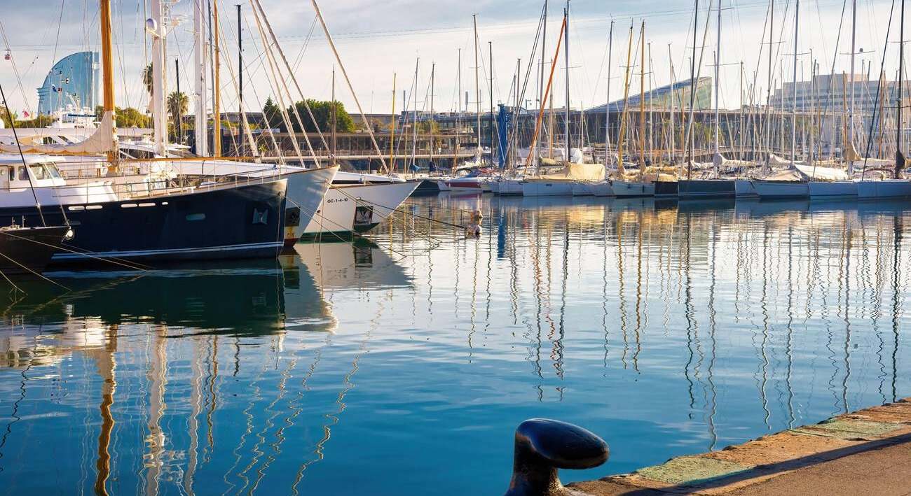 Va a pescar al puerto de Barcelona con un imán y lo que encuentra hace que acabe en comisaría