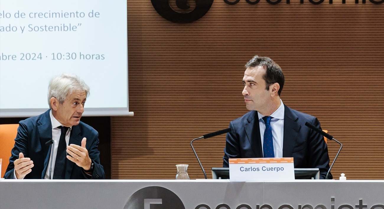 El presidente del Consejo General de Economistas, Valentín Pich y el ministro de Economía, Carlos Cuerpo.