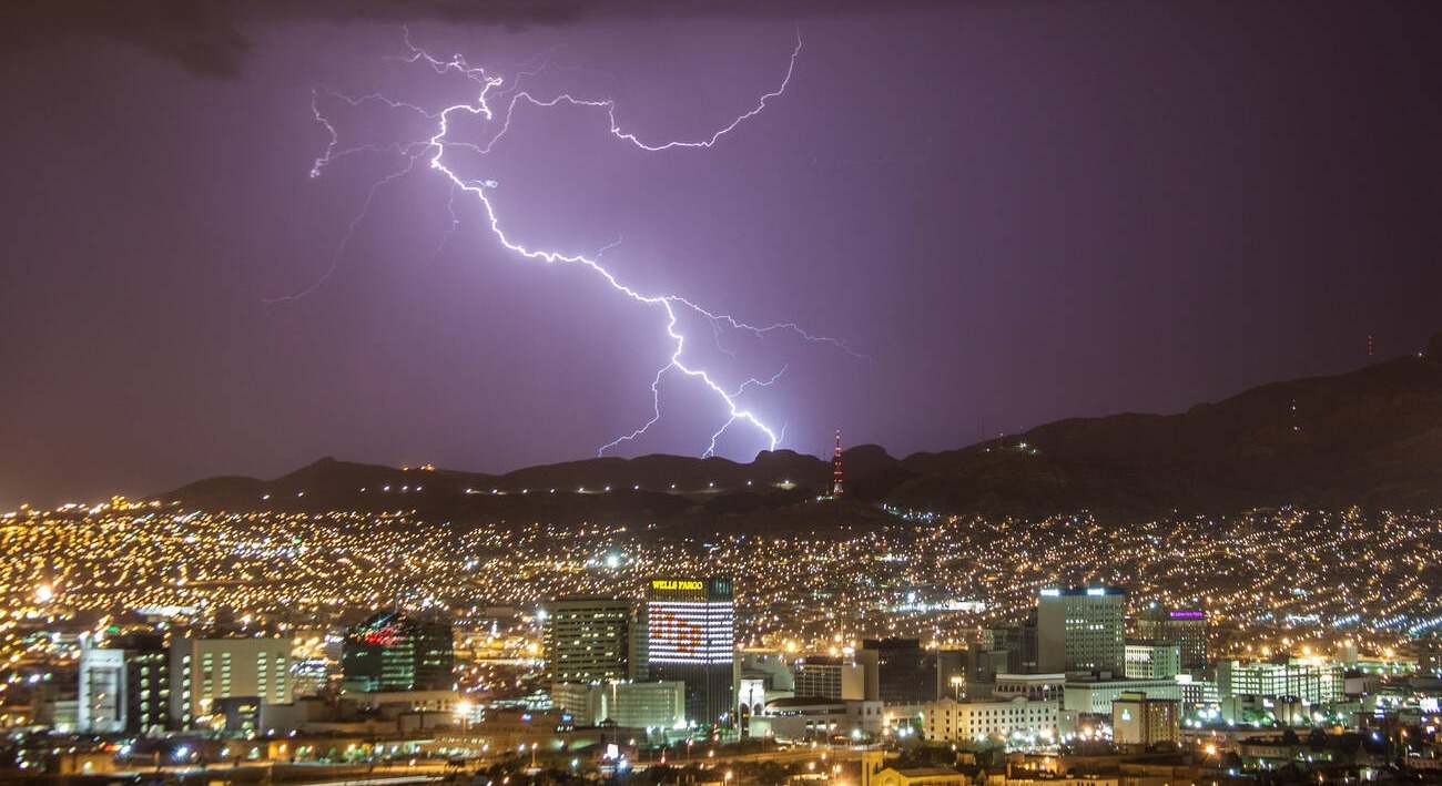 El aparato electrónico que deberías desenchufar durante una tormenta (y nadie lo hace) para evitar serios daños