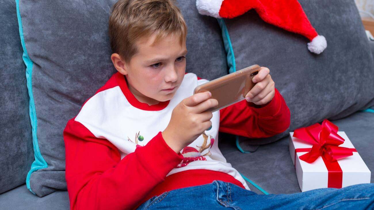 Niños que reciben su primer smartphone en Navidad