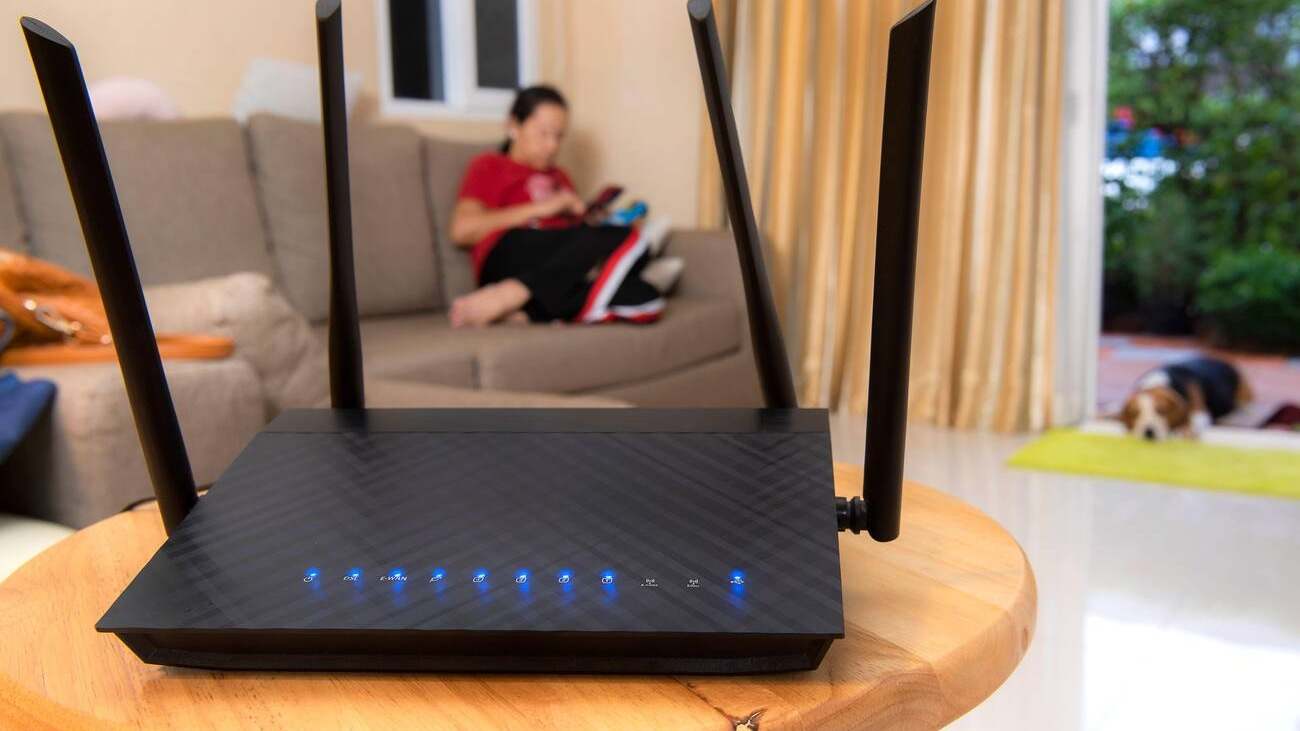 Router del WiFi sobre una mesita