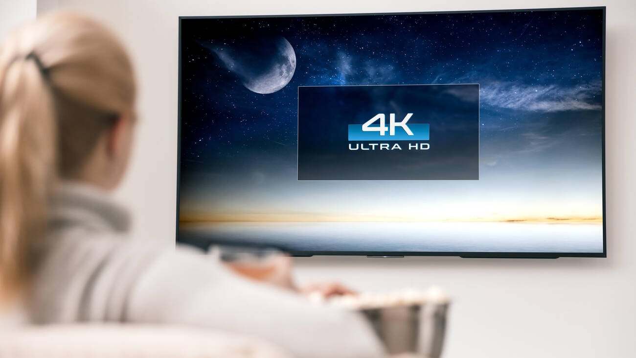Persona viendo la TV en resolución 4K