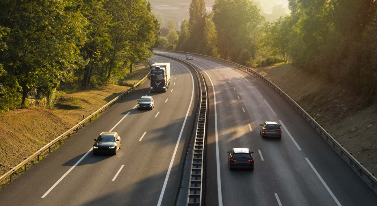 carretera con vehículos