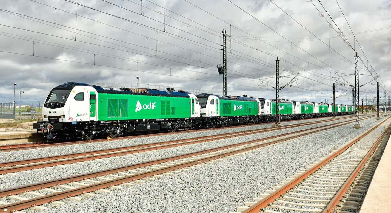 Locomotoras de Adif en el PAET de Villarrubia. / Foto: Cesare Sapienza