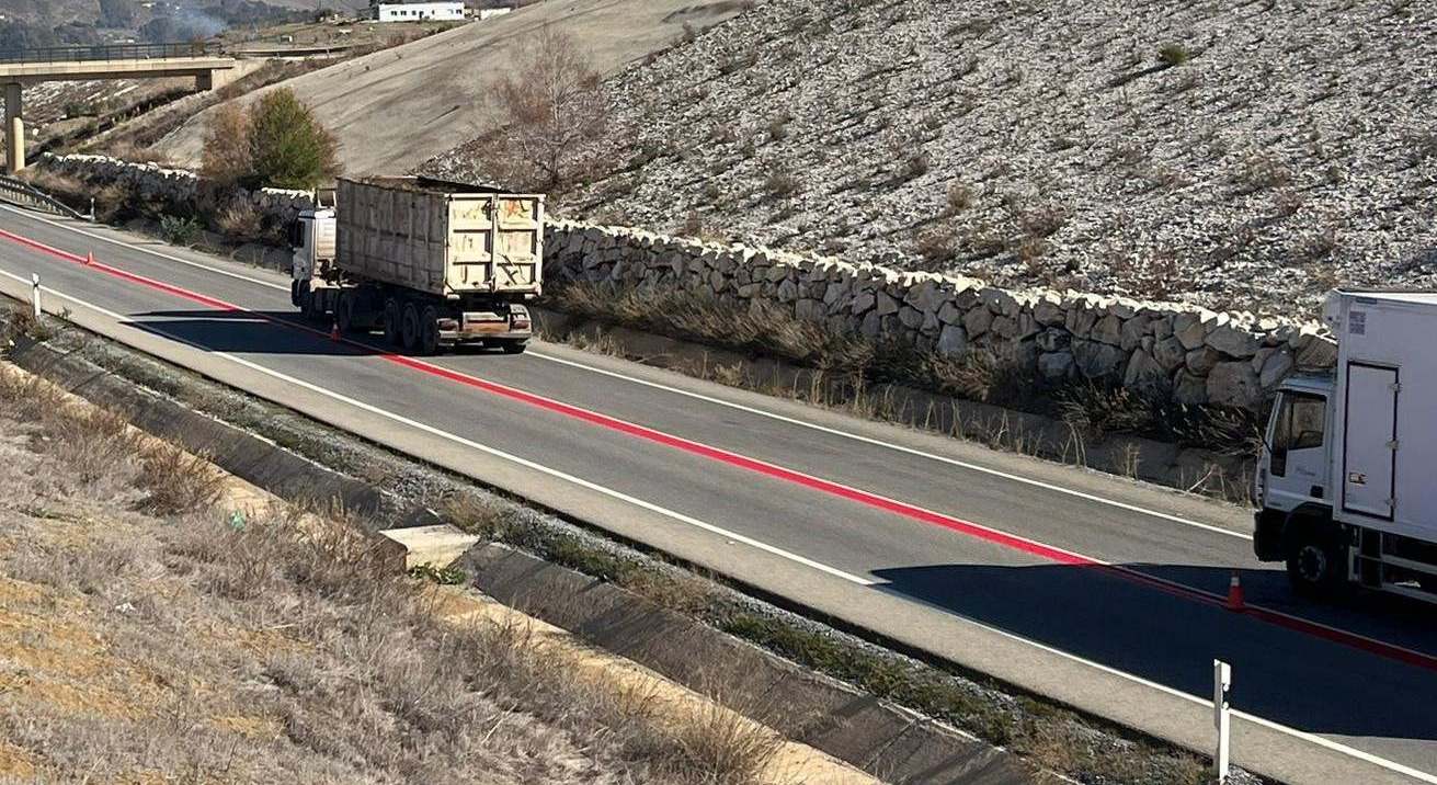 Línea roja en carretera de Málaga