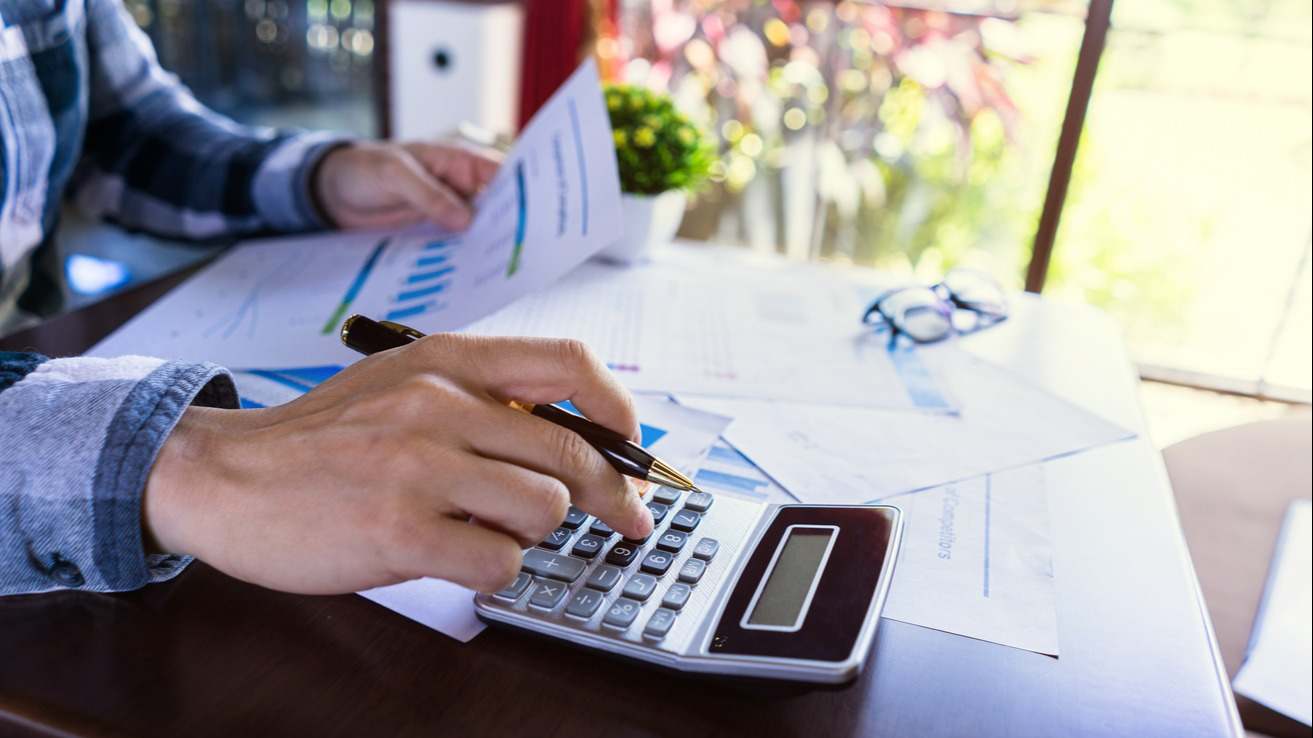 hombre echando cuentas con la calculadora