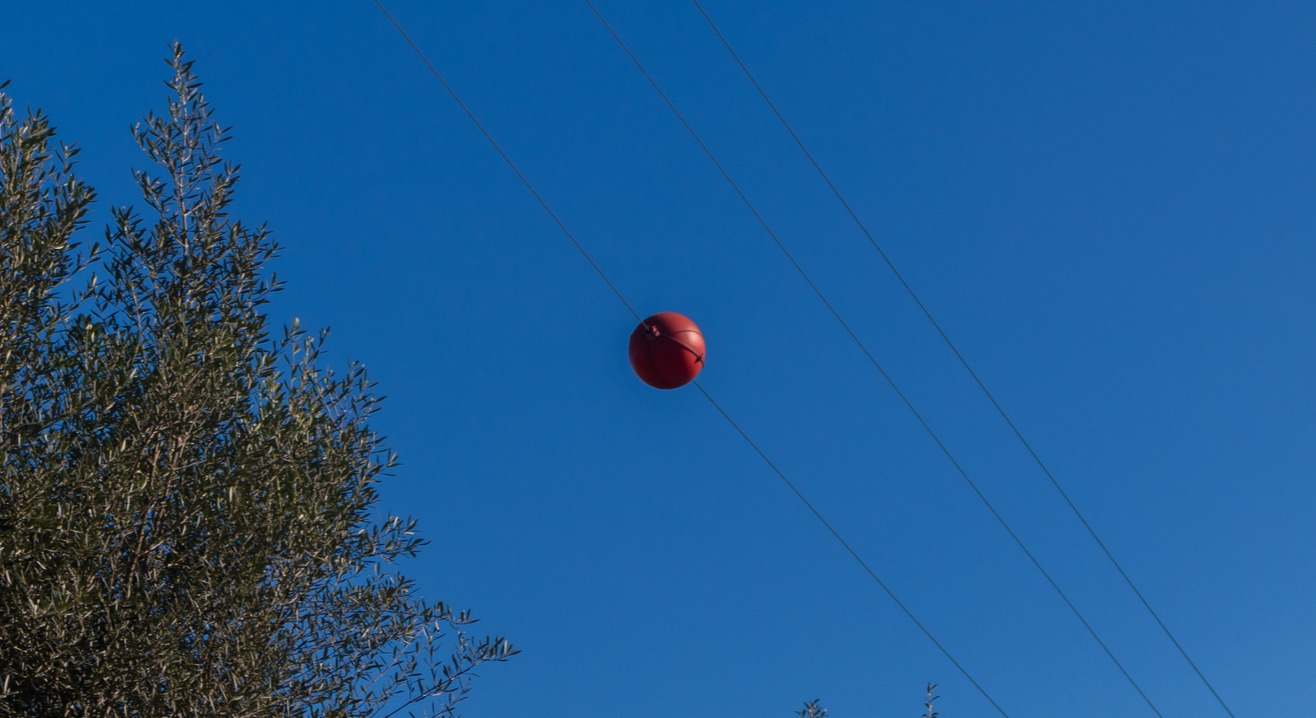 Bola roja señalización de cable de alta tensión