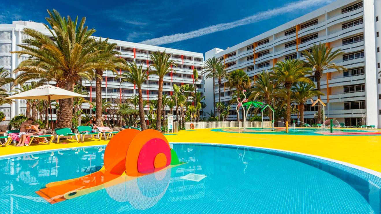Piscina en un hotel