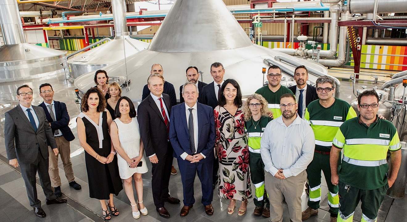 El ministro de Industria, Jordi Hereu, en la planta de Heineken.