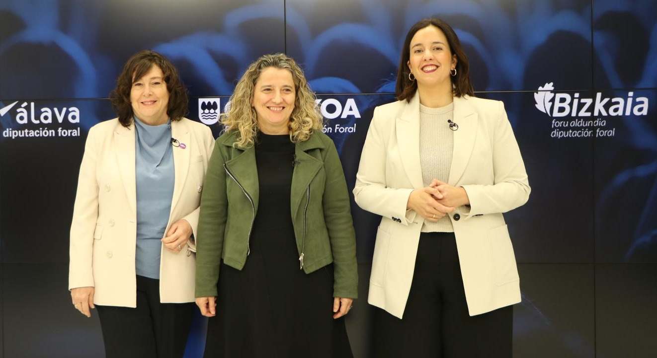 Las diputadas de Hacienda de Álava, Bizkaia y Gipuzkoa, Itziar Gonzalo, Itxaso Berrojalbiz e Itziar Agirre.