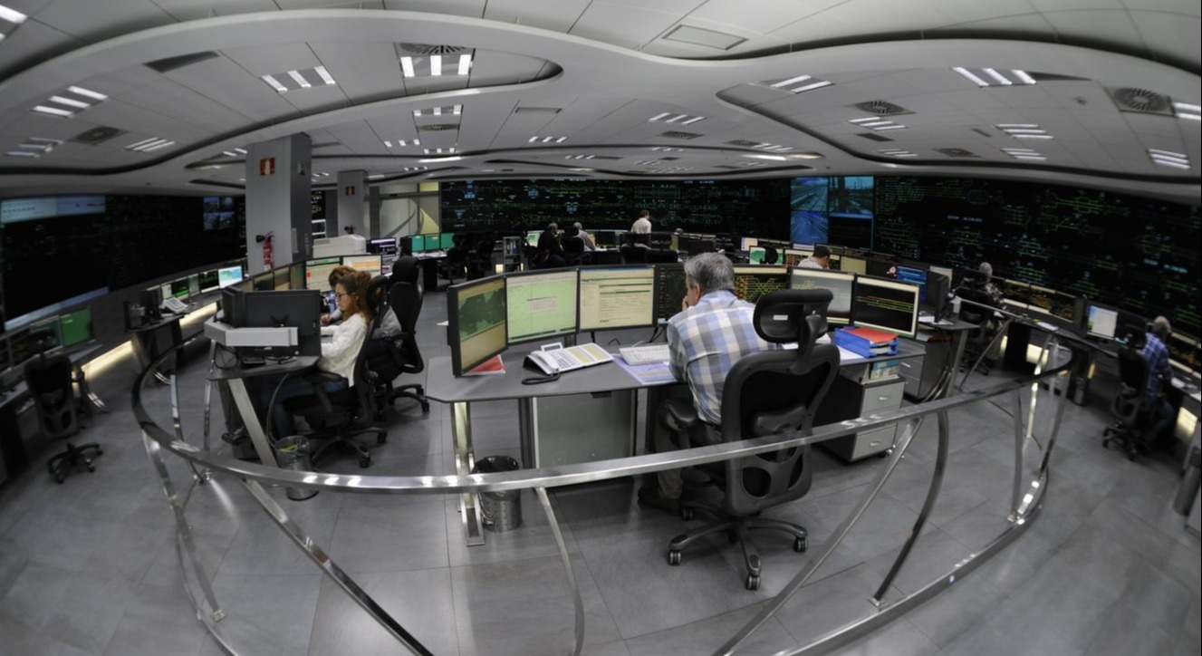 Trabajadores en el Centro de Control de Atocha, Madrid. / Adif