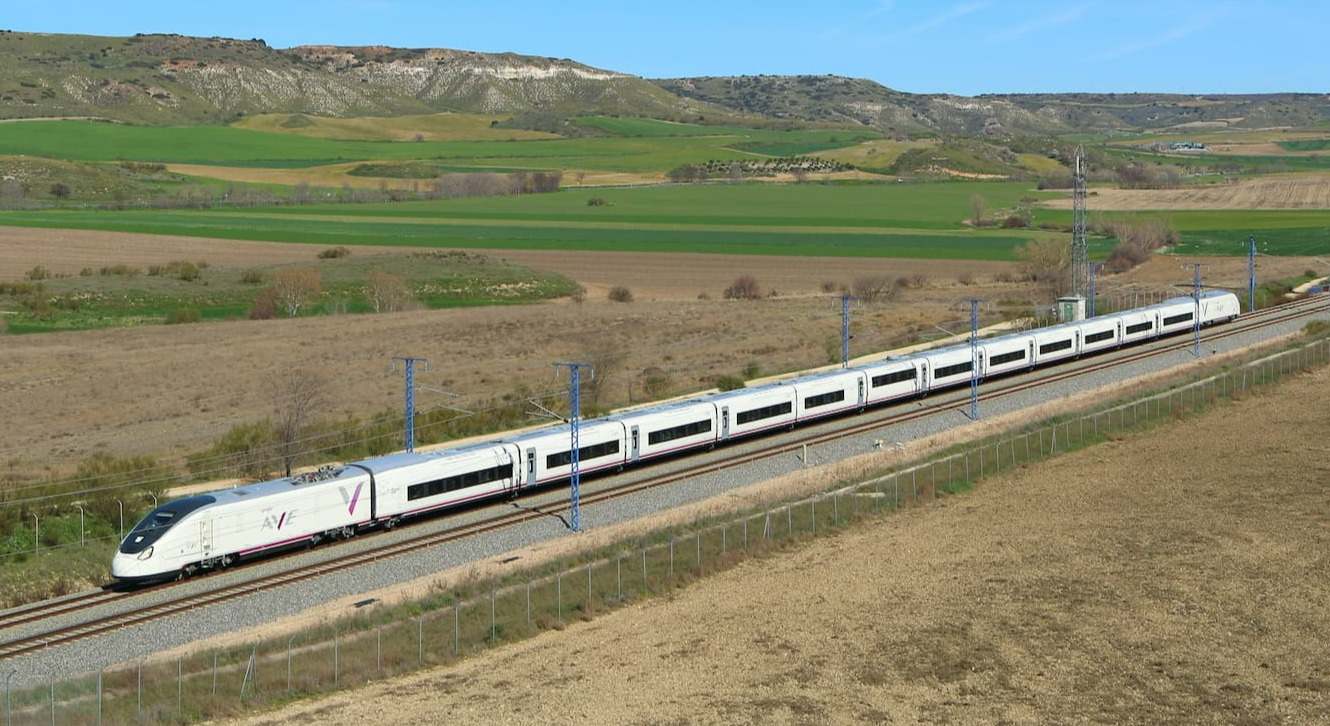 Tren Avril de Talgo, circulando con los colores de Renfe. / Autor: J.E.